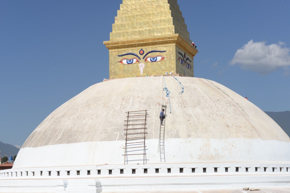 worker-on-stupa
