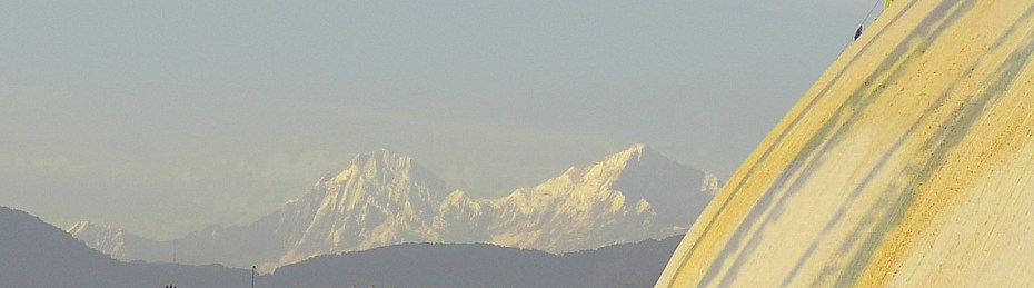 himalayas-behind-boudhanath-stupa