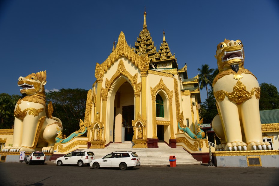 entrance to shwedagon pagoda